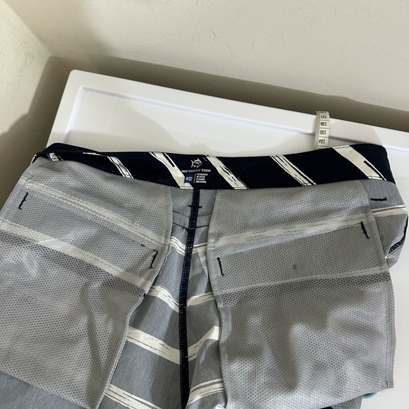 Southern tide sz med men’s shorts in navy and white newer - Picture 4 of 12